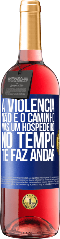 Envio grátis | Vinho rosé Edição ROSÉ A violência não é o caminho, mas um hospedeiro no tempo te faz andar Etiqueta Azul. Etiqueta personalizável Vinho jovem Colheita 2023 Tempranillo