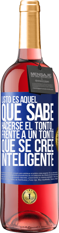 Envío gratis | Vino Rosado Edición ROSÉ Listo es aquel que sabe hacerse el tonto… frente a un tonto que se cree inteligente Etiqueta Azul. Etiqueta personalizable Vino joven Cosecha 2023 Tempranillo