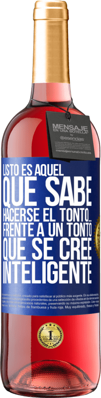 29,95 € Envío gratis | Vino Rosado Edición ROSÉ Listo es aquel que sabe hacerse el tonto… frente a un tonto que se cree inteligente Etiqueta Azul. Etiqueta personalizable Vino joven Cosecha 2025 Tempranillo