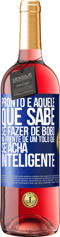 Envio grátis | Vinho rosé Edição ROSÉ Pronto é aquele que sabe se fazer de bobo ... na frente de um tolo que se acha inteligente Etiqueta Azul. Etiqueta personalizável Vinho jovem Colheita 2023 Tempranillo