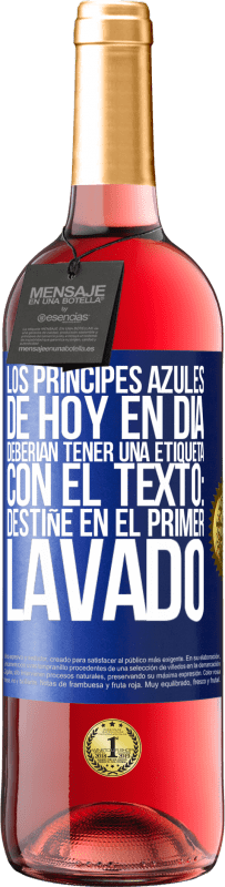 Envío gratis | Vino Rosado Edición ROSÉ Los príncipes azules de hoy en día deberían tener una etiqueta con el texto: Destiñe en el primer lavado Etiqueta Azul. Etiqueta personalizable Vino joven Cosecha 2023 Tempranillo