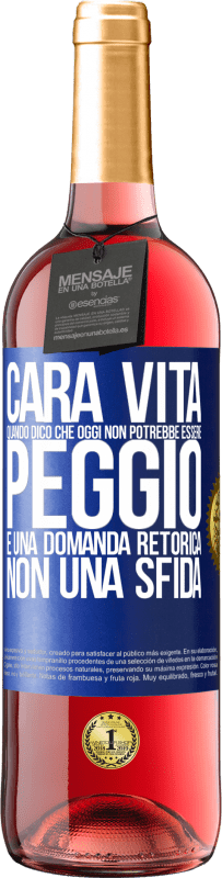 Spedizione Gratuita | Vino rosato Edizione ROSÉ Cara vita, quando dico che oggi non potrebbe essere peggio, è una domanda retorica, non una sfida Etichetta Blu. Etichetta personalizzabile Vino giovane Raccogliere 2023 Tempranillo