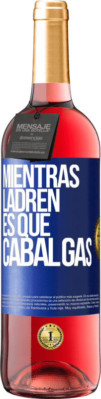 29,95 € Envío gratis | Vino Rosado Edición ROSÉ Mientras ladren es que cabalgas Etiqueta Azul. Etiqueta personalizable Vino joven Cosecha 2025 Tempranillo