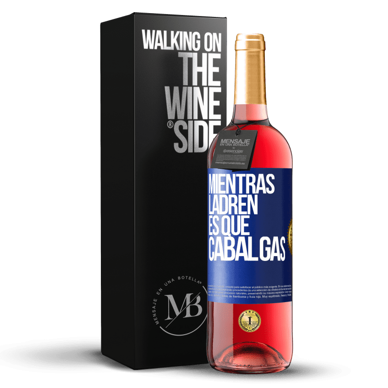 29,95 € Envío gratis | Vino Rosado Edición ROSÉ Mientras ladren es que cabalgas Etiqueta Azul. Etiqueta personalizable Vino joven Cosecha 2024 Tempranillo