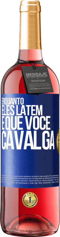 29,95 € | Vinho rosé Edição ROSÉ Enquanto eles latem é que você cavalga Etiqueta Azul. Etiqueta personalizável Vinho jovem Colheita 2024 Tempranillo