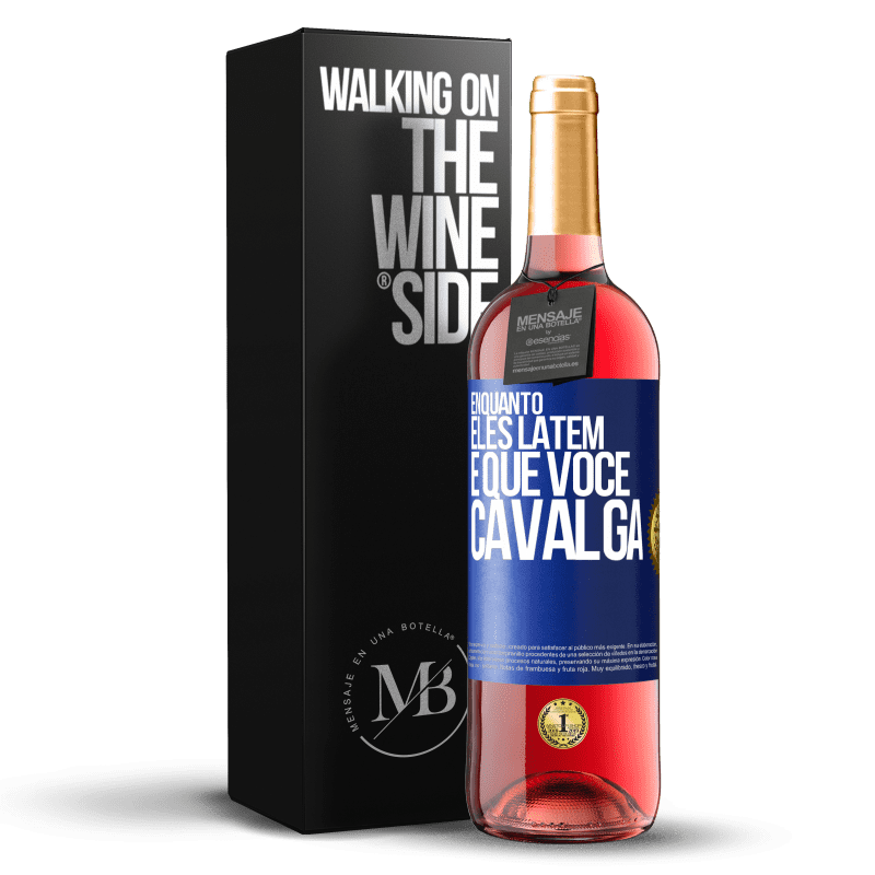 29,95 € Envio grátis | Vinho rosé Edição ROSÉ Enquanto eles latem é que você cavalga Etiqueta Azul. Etiqueta personalizável Vinho jovem Colheita 2025 Tempranillo