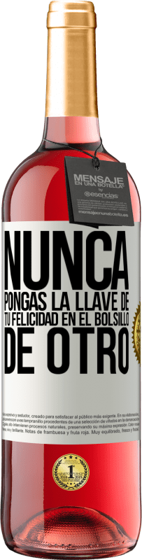 «Nunca pongas la llave de tu felicidad en el bolsillo de otro» Edición ROSÉ