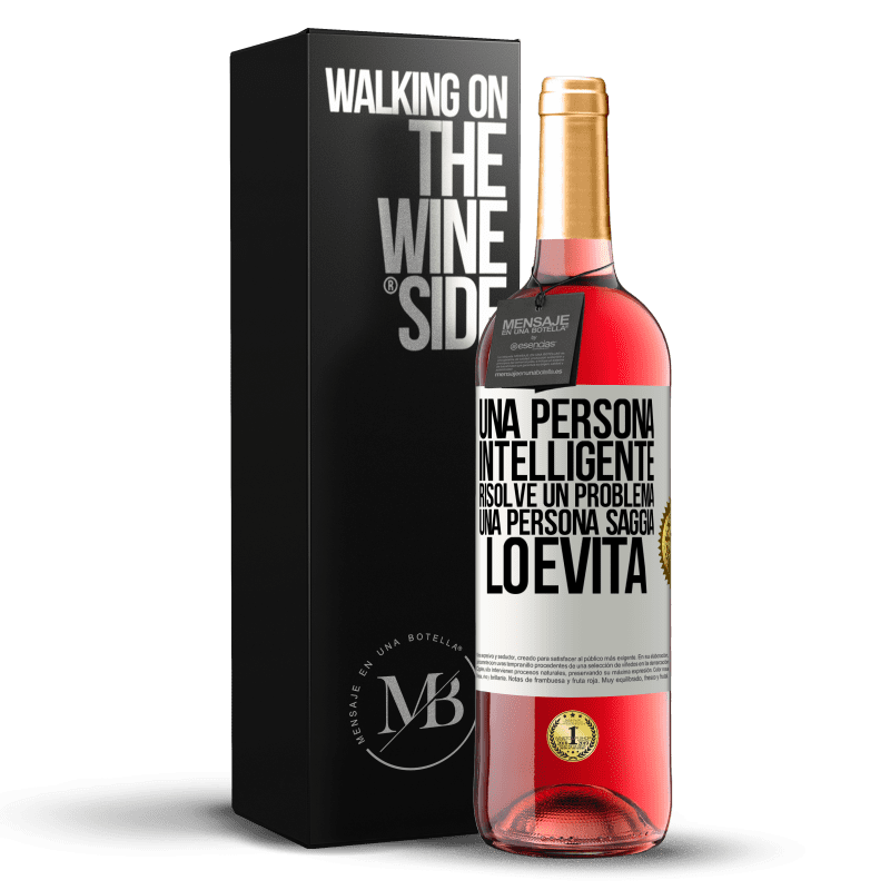 29,95 € Spedizione Gratuita | Vino rosato Edizione ROSÉ Una persona intelligente risolve un problema. Una persona saggia lo evita Etichetta Bianca. Etichetta personalizzabile Vino giovane Raccogliere 2024 Tempranillo