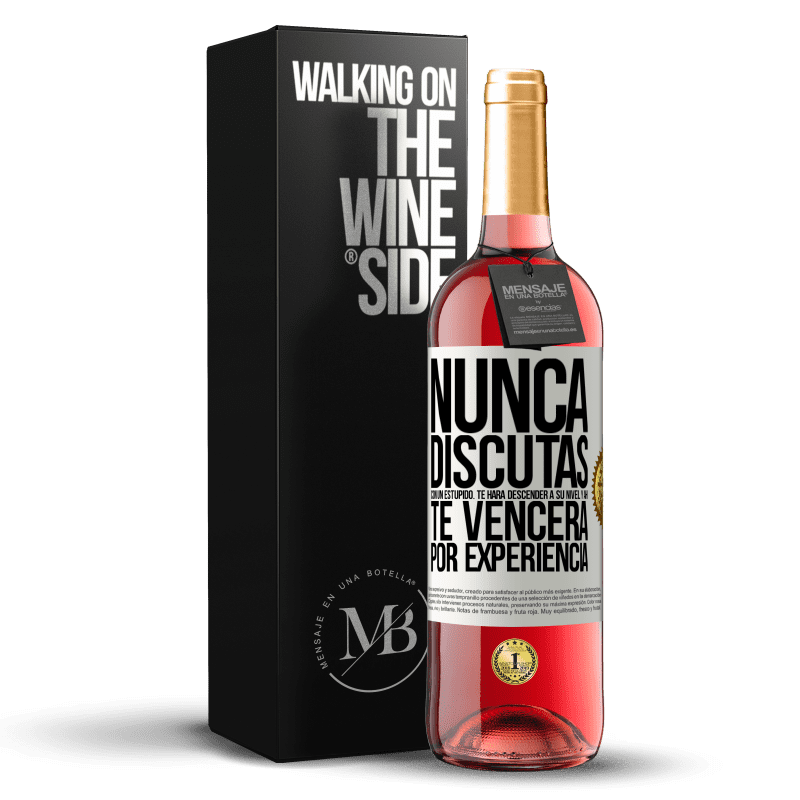 29,95 € Envío gratis | Vino Rosado Edición ROSÉ Nunca discutas con un estúpido. Te hará descender a su nivel y ahí te vencerá por experiencia Etiqueta Blanca. Etiqueta personalizable Vino joven Cosecha 2024 Tempranillo