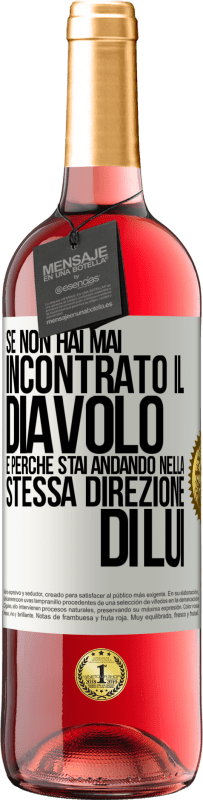 29,95 € Spedizione Gratuita | Vino rosato Edizione ROSÉ Se non hai mai incontrato il diavolo è perché stai andando nella stessa direzione di lui Etichetta Bianca. Etichetta personalizzabile Vino giovane Raccogliere 2025 Tempranillo