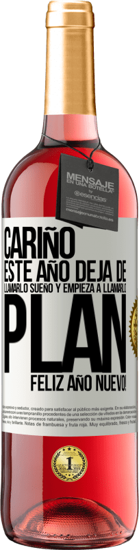 29,95 € | Vino Rosado Edición ROSÉ Cariño, este año deja de llamarlo sueño y empieza a llamarlo plan. Feliz año nuevo! Etiqueta Blanca. Etiqueta personalizable Vino joven Cosecha 2024 Tempranillo