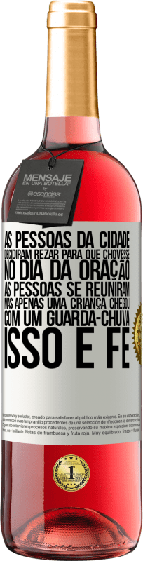 29,95 € Envio grátis | Vinho rosé Edição ROSÉ As pessoas da cidade decidiram rezar para que chovesse. No dia da oração, as pessoas se reuniram, mas apenas uma criança Etiqueta Branca. Etiqueta personalizável Vinho jovem Colheita 2025 Tempranillo