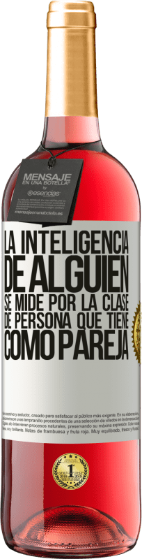 29,95 € Envío gratis | Vino Rosado Edición ROSÉ La inteligencia de alguien se mide por la clase de persona que tiene como pareja Etiqueta Blanca. Etiqueta personalizable Vino joven Cosecha 2025 Tempranillo