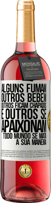 29,95 € Envio grátis | Vinho rosé Edição ROSÉ Alguns fumam, outros bebem, outros ficam chapados e outros se apaixonam. Todo mundo se mata à sua maneira Etiqueta Branca. Etiqueta personalizável Vinho jovem Colheita 2025 Tempranillo