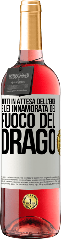 29,95 € Spedizione Gratuita | Vino rosato Edizione ROSÉ Tutti in attesa dell'eroe e lei innamorata del fuoco del drago Etichetta Bianca. Etichetta personalizzabile Vino giovane Raccogliere 2024 Tempranillo