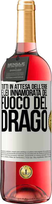 29,95 € Spedizione Gratuita | Vino rosato Edizione ROSÉ Tutti in attesa dell'eroe e lei innamorata del fuoco del drago Etichetta Bianca. Etichetta personalizzabile Vino giovane Raccogliere 2025 Tempranillo