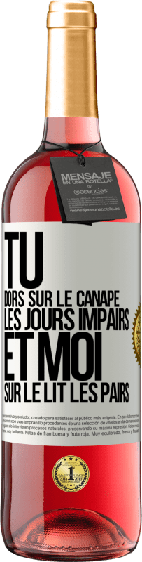 Envoi gratuit | Vin rosé Édition ROSÉ Tu dors sur le canapé les jours impairs et moi sur le lit les pairs Étiquette Blanche. Étiquette personnalisable Vin jeune Récolte 2023 Tempranillo