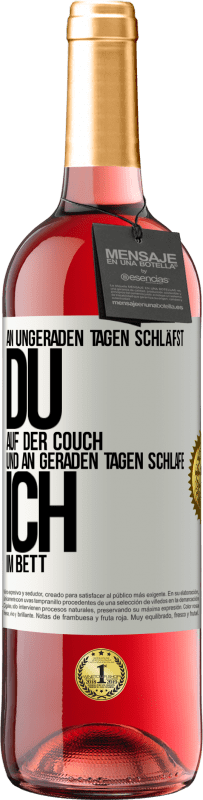 Kostenloser Versand | Roséwein ROSÉ Ausgabe An ungeraden Tagen schläfst du auf der Couch und an geraden Tagen schlafe ich im Bett. Weißes Etikett. Anpassbares Etikett Junger Wein Ernte 2023 Tempranillo