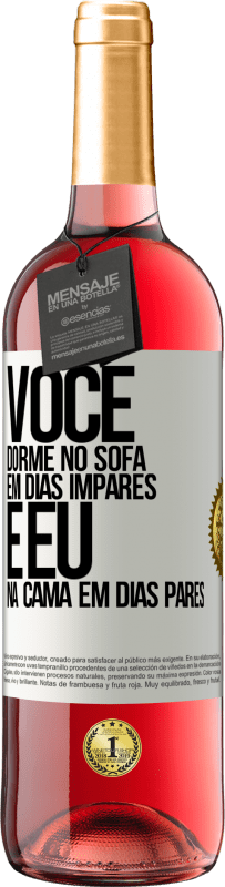 29,95 € | Vinho rosé Edição ROSÉ Você dorme no sofá em dias ímpares e eu na cama em dias pares Etiqueta Branca. Etiqueta personalizável Vinho jovem Colheita 2024 Tempranillo