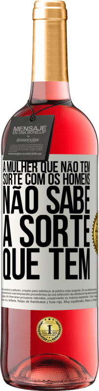 29,95 € Envio grátis | Vinho rosé Edição ROSÉ A mulher que não tem sorte com os homens não sabe a sorte que tem Etiqueta Branca. Etiqueta personalizável Vinho jovem Colheita 2025 Tempranillo