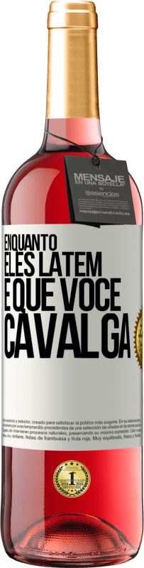 29,95 € Envio grátis | Vinho rosé Edição ROSÉ Enquanto eles latem é que você cavalga Etiqueta Branca. Etiqueta personalizável Vinho jovem Colheita 2025 Tempranillo