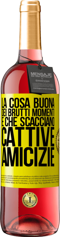 29,95 € Spedizione Gratuita | Vino rosato Edizione ROSÉ La cosa buona dei brutti momenti è che scacciano cattive amicizie Etichetta Gialla. Etichetta personalizzabile Vino giovane Raccogliere 2025 Tempranillo
