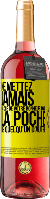 29,95 € | Vin rosé Édition ROSÉ Ne mettez jamais la clé de votre bonheur dans la poche de quelqu'un d'autre Étiquette Jaune. Étiquette personnalisable Vin jeune Récolte 2024 Tempranillo