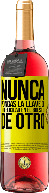 29,95 € | Vino Rosado Edición ROSÉ Nunca pongas la llave de tu felicidad en el bolsillo de otro Etiqueta Amarilla. Etiqueta personalizable Vino joven Cosecha 2025 Tempranillo