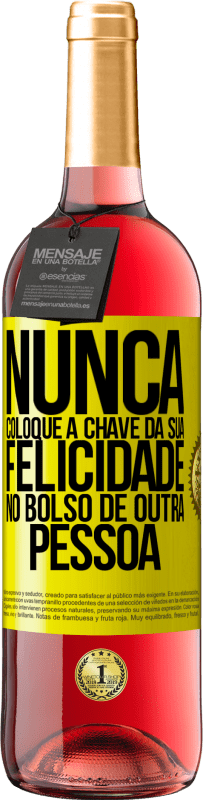 29,95 € | Vinho rosé Edição ROSÉ Nunca coloque a chave da sua felicidade no bolso de outra pessoa Etiqueta Amarela. Etiqueta personalizável Vinho jovem Colheita 2025 Tempranillo