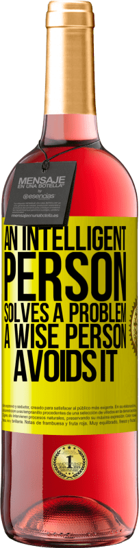 29,95 € | Rosé Wine ROSÉ Edition An intelligent person solves a problem. A wise person avoids it Yellow Label. Customizable label Young wine Harvest 2023 Tempranillo