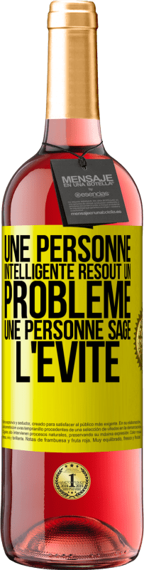 29,95 € | Vin rosé Édition ROSÉ Une personne intelligente résout un problème. Une personne sage l'évite Étiquette Jaune. Étiquette personnalisable Vin jeune Récolte 2023 Tempranillo