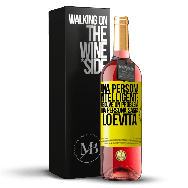 29,95 € Spedizione Gratuita | Vino rosato Edizione ROSÉ Una persona intelligente risolve un problema. Una persona saggia lo evita Etichetta Gialla. Etichetta personalizzabile Vino giovane Raccogliere 2024 Tempranillo