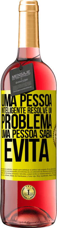 29,95 € Envio grátis | Vinho rosé Edição ROSÉ Uma pessoa inteligente resolve um problema. Uma pessoa sábia evita Etiqueta Amarela. Etiqueta personalizável Vinho jovem Colheita 2025 Tempranillo