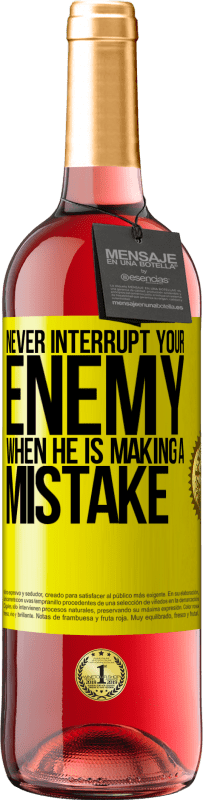 29,95 € Free Shipping | Rosé Wine ROSÉ Edition Never interrupt your enemy when he is making a mistake Yellow Label. Customizable label Young wine Harvest 2025 Tempranillo