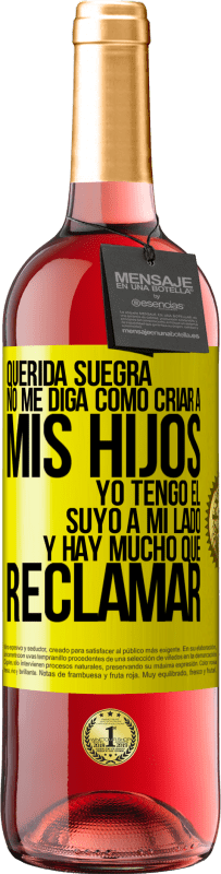29,95 € Envío gratis | Vino Rosado Edición ROSÉ Querida suegra, no me diga como criar a mis hijos. Yo tengo el suyo a mi lado y hay mucho que reclamar Etiqueta Amarilla. Etiqueta personalizable Vino joven Cosecha 2025 Tempranillo