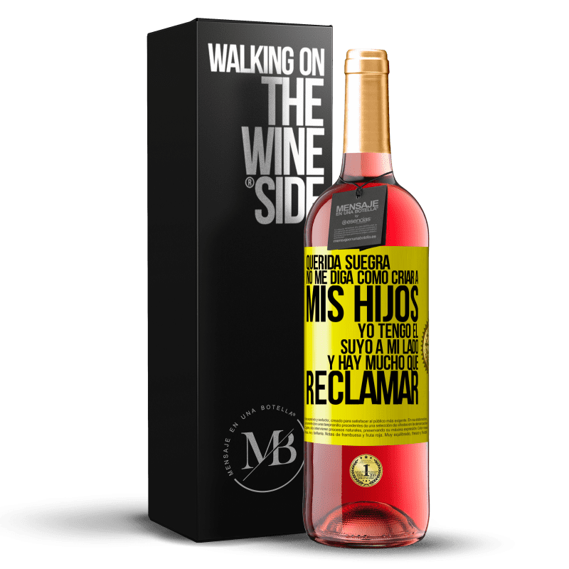 29,95 € Envío gratis | Vino Rosado Edición ROSÉ Querida suegra, no me diga como criar a mis hijos. Yo tengo el suyo a mi lado y hay mucho que reclamar Etiqueta Amarilla. Etiqueta personalizable Vino joven Cosecha 2024 Tempranillo