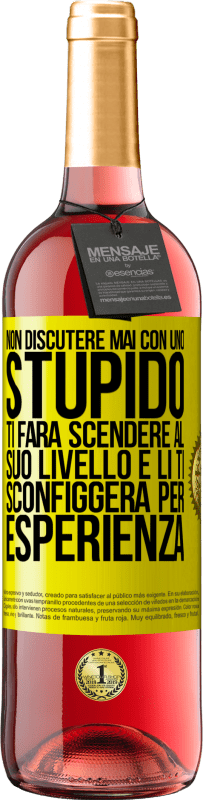 29,95 € | Vino rosato Edizione ROSÉ Non discutere mai con uno stupido. Ti farà scendere al suo livello e lì ti sconfiggerà per esperienza Etichetta Gialla. Etichetta personalizzabile Vino giovane Raccogliere 2023 Tempranillo