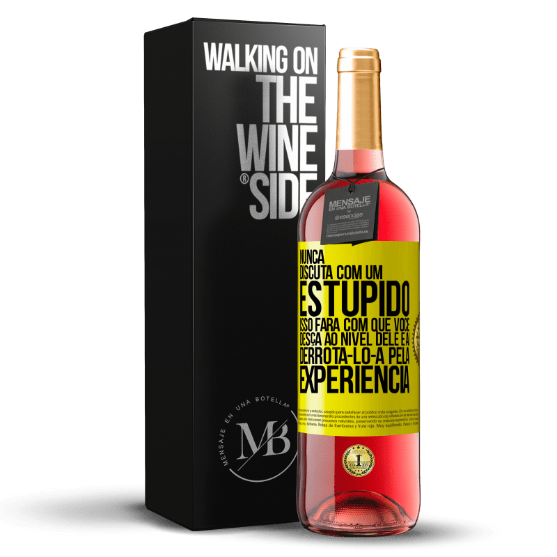 29,95 € Envio grátis | Vinho rosé Edição ROSÉ Nunca discuta com um estúpido. Isso fará com que você desça ao nível dele e aí derrotá-lo-á pela experiência Etiqueta Amarela. Etiqueta personalizável Vinho jovem Colheita 2024 Tempranillo