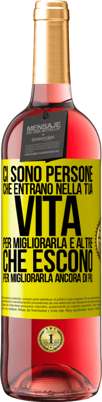29,95 € Spedizione Gratuita | Vino rosato Edizione ROSÉ Ci sono persone che entrano nella tua vita per migliorarla e altre che escono per migliorarla ancora di più Etichetta Gialla. Etichetta personalizzabile Vino giovane Raccogliere 2025 Tempranillo