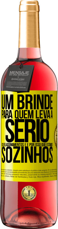 29,95 € Envio grátis | Vinho rosé Edição ROSÉ Um brinde para quem leva a sério os relacionamentos e é por isso que estamos sozinhos Etiqueta Amarela. Etiqueta personalizável Vinho jovem Colheita 2025 Tempranillo