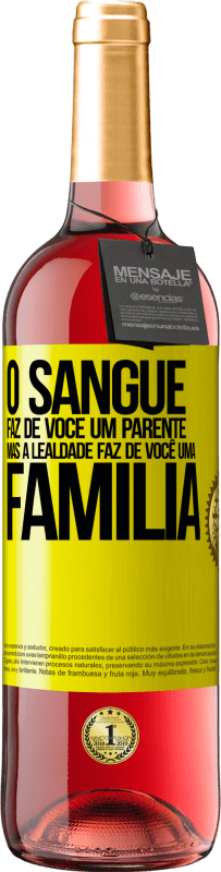 29,95 € | Vinho rosé Edição ROSÉ O sangue faz de você um parente, mas a lealdade faz de você uma família Etiqueta Amarela. Etiqueta personalizável Vinho jovem Colheita 2024 Tempranillo