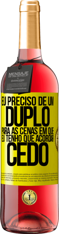 29,95 € Envio grátis | Vinho rosé Edição ROSÉ Eu preciso de um duplo para as cenas em que eu tenho que acordar cedo Etiqueta Amarela. Etiqueta personalizável Vinho jovem Colheita 2025 Tempranillo