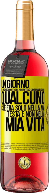 29,95 € Spedizione Gratuita | Vino rosato Edizione ROSÉ Un giorno mi sono reso conto che non potevo continuare ad amare qualcuno che era solo nella mia testa e non nella mia vita Etichetta Gialla. Etichetta personalizzabile Vino giovane Raccogliere 2024 Tempranillo