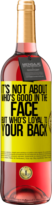 29,95 € Бесплатная доставка | Розовое вино Издание ROSÉ Дело не в том, кто хорош в лицо, а в том, кто верен тебе в спину Желтая этикетка. Настраиваемая этикетка Молодое вино Урожай 2025 Tempranillo