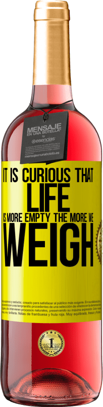 29,95 € | Розовое вино Издание ROSÉ Любопытно, что чем пустее жизнь, тем больше мы весим Желтая этикетка. Настраиваемая этикетка Молодое вино Урожай 2025 Tempranillo