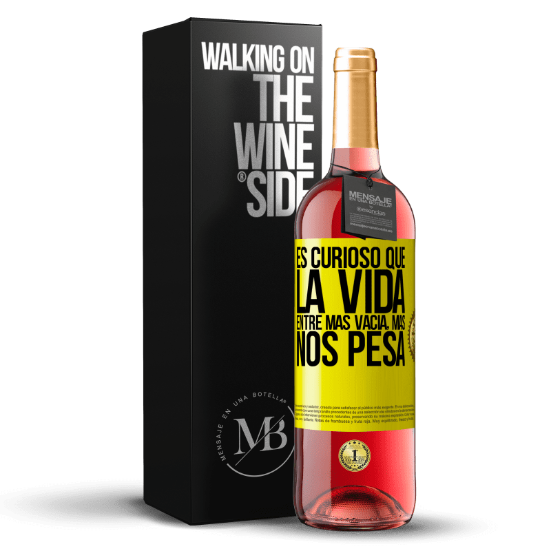 29,95 € Envío gratis | Vino Rosado Edición ROSÉ Es curioso que la vida entre más vacía, más nos pesa Etiqueta Amarilla. Etiqueta personalizable Vino joven Cosecha 2025 Tempranillo