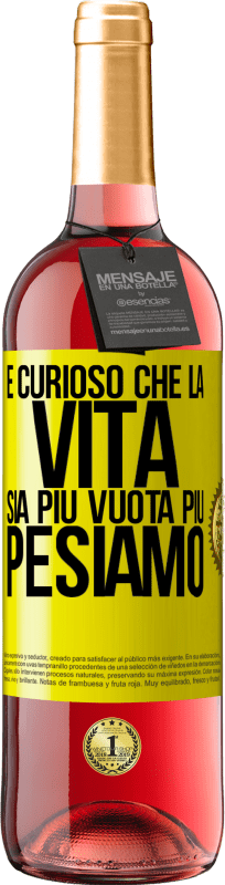 29,95 € Spedizione Gratuita | Vino rosato Edizione ROSÉ È curioso che la vita sia più vuota, più pesiamo Etichetta Gialla. Etichetta personalizzabile Vino giovane Raccogliere 2025 Tempranillo