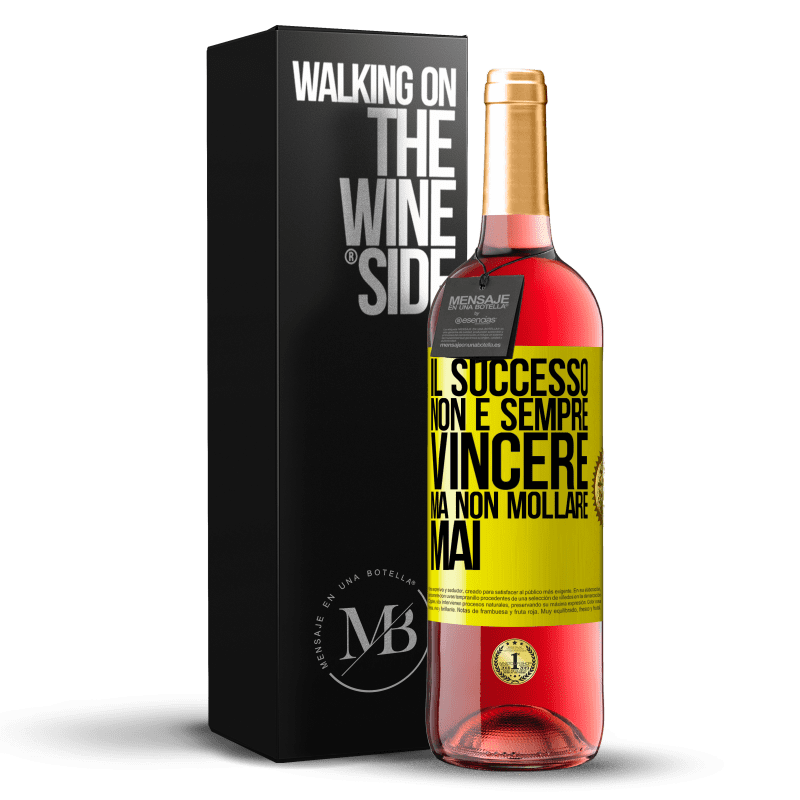 29,95 € Spedizione Gratuita | Vino rosato Edizione ROSÉ Il successo non è sempre vincere, ma non mollare mai Etichetta Gialla. Etichetta personalizzabile Vino giovane Raccogliere 2025 Tempranillo