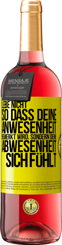 Kostenloser Versand | Roséwein ROSÉ Ausgabe Lebe nicht, so dass deine Anwesenheit bemerkt wird, sondern deine Abwesenheit sich fühlt Gelbes Etikett. Anpassbares Etikett Junger Wein Ernte 2023 Tempranillo