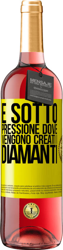 29,95 € Spedizione Gratuita | Vino rosato Edizione ROSÉ È sotto pressione dove vengono creati i diamanti Etichetta Gialla. Etichetta personalizzabile Vino giovane Raccogliere 2025 Tempranillo